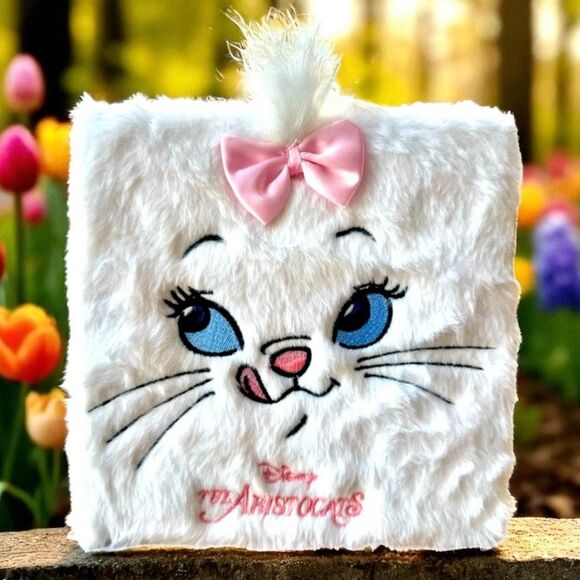 NWT Gorgeous DISNEY THE ARISTOCATS Mary White Pink Furry Cover Eyeshadow Palette - Picture 1 of 16